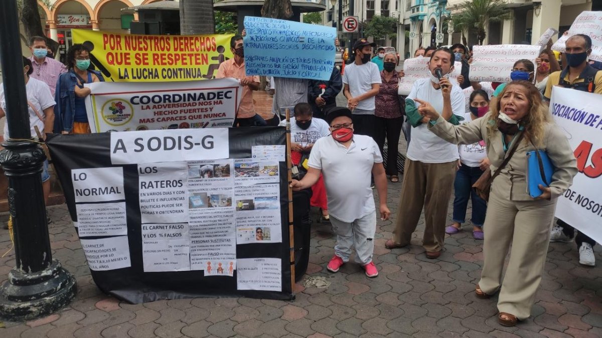 Según indicaron los protestantes, una delegación de ellos busca dialogar con delegados de la Fiscalía provincial del Guayas para pedirles agilidad en las investigaciones.