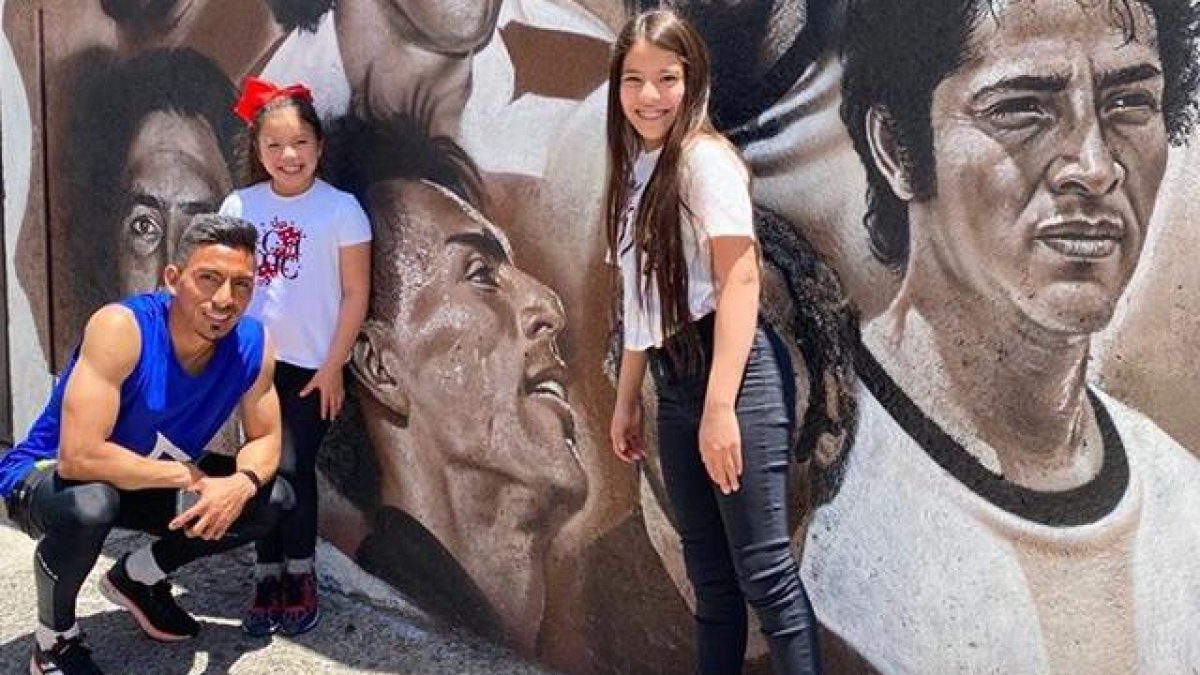 Ángel Mena fue a visitar el mural donde está su foto. El homenaje de la hinchada de León.