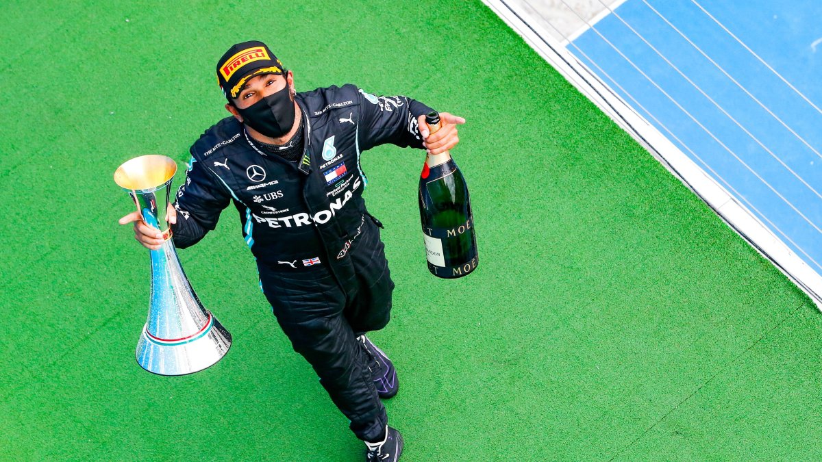 Lewis Hamilton festeja tras ganar el Gran Premio de Hungría y asumir el liderato del campeonato mundial de F1.