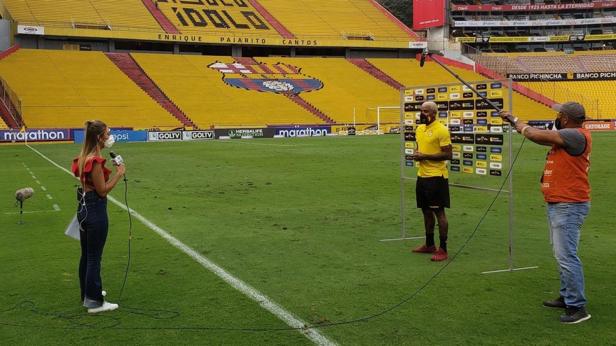 Michael Arroyo siendo entrevistado por Florencia Alfaro Moreno con la distancia que está en el protocolo de bioseguridad de LigaPro.
