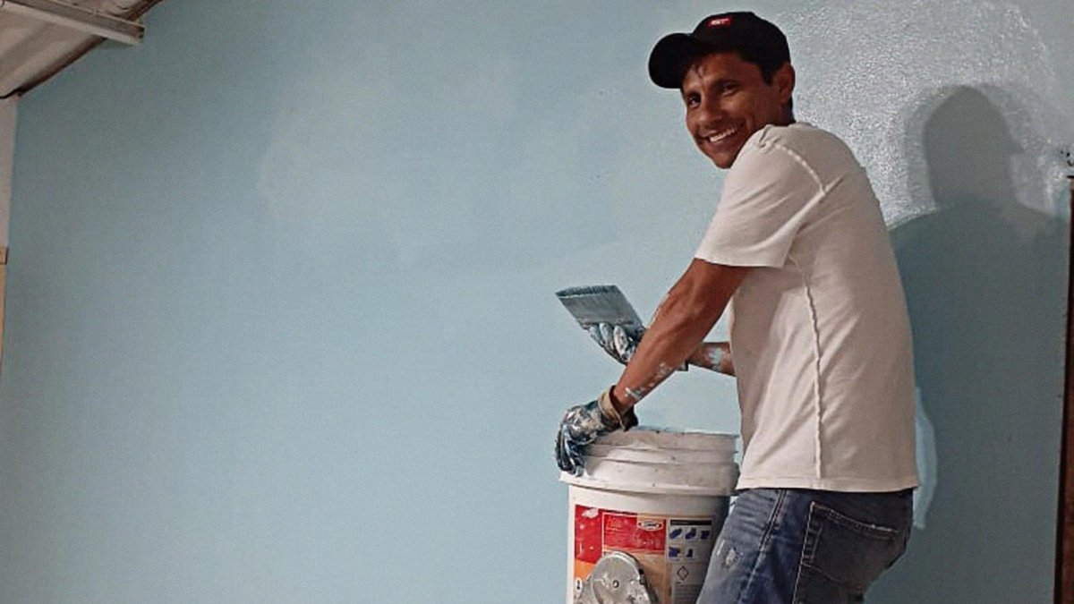 Julio del 2020.- Jefferson Pérez, en la cuarentena, pinta un lugar de su casa en Cuenca. Hay pocos gráficas como estas, siempre se lo ve con terno y corbata o deportivo.