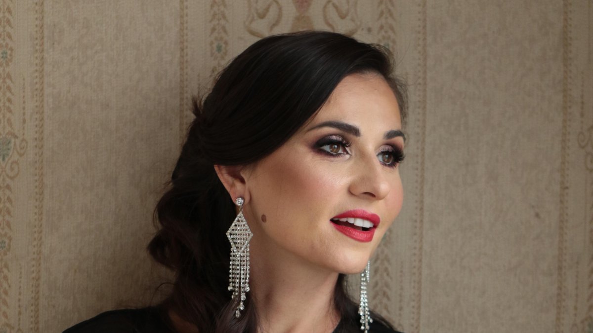 Se define por ser una mujer clásica.