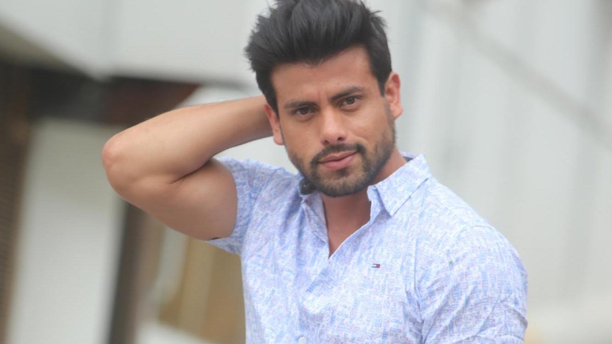 Un video en el cual aparece Efraín Ruales mostrando su trasero al aire en una playa del país, se tornó viral en las redes sociales.