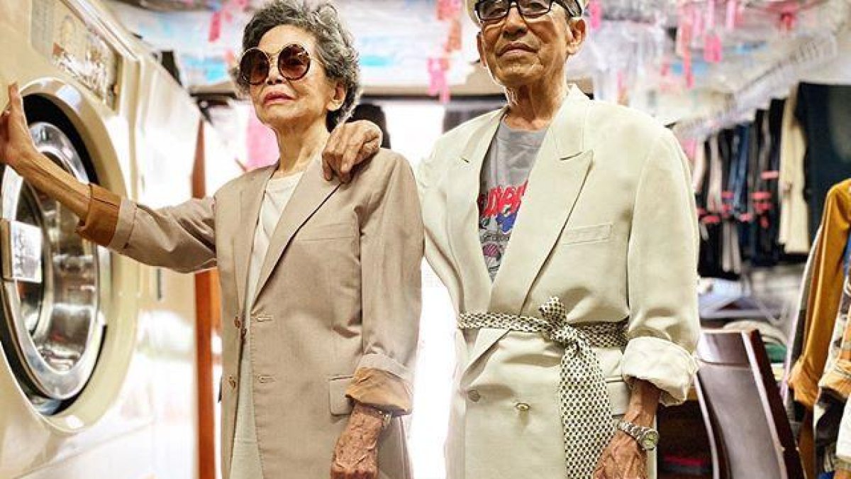 Los rincones de su lavandería son los escenarios para la producción de las fotos que se tomaron con la ropa abandonada.