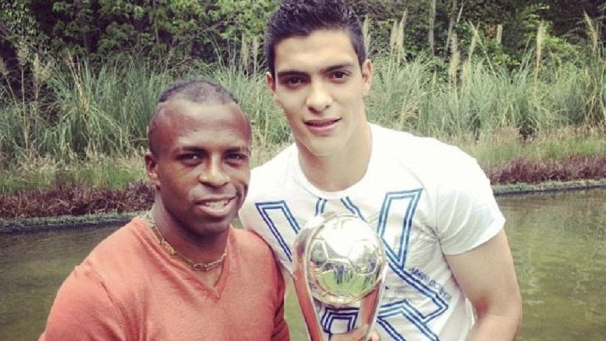 Raúl JIménez en una foto del recuerdo con su entonces compañero y pana Cristhian Benítez