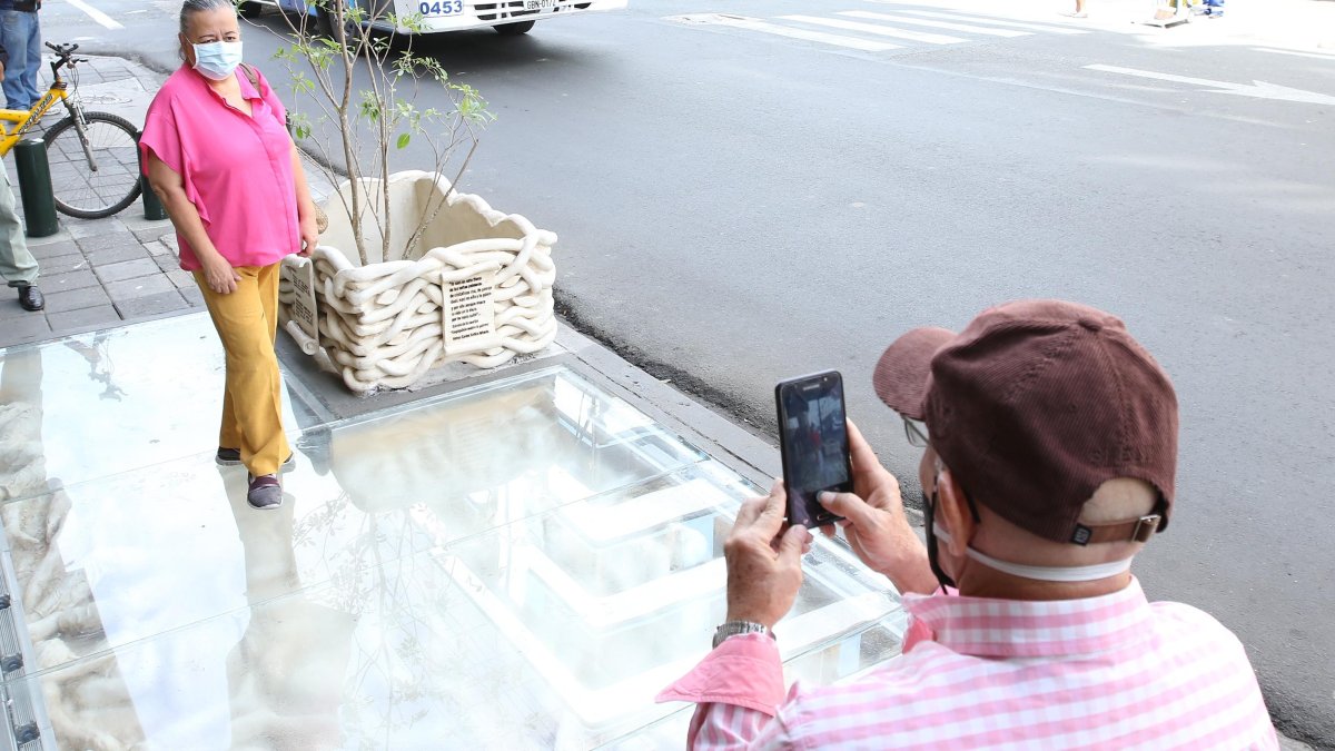 La obra está ubicada en las calles Rumichaca y Luque, en el centro de Guayaquil. El lugar ha sido muy concurrido en estos días, y hay quienes se toman fotos al pasar por allí.