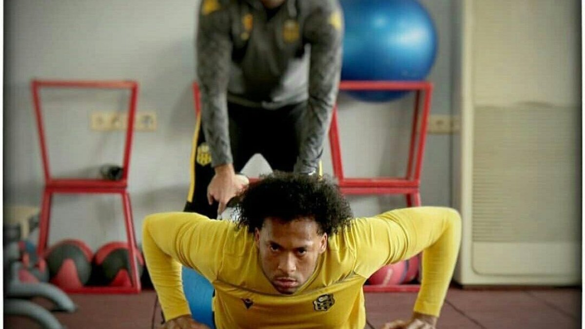 Cuando la Liga turca determinó que el Yeni Malatyaspor no perdía la categoría, los fanáticos hicieron una manifestación en la calle y
fueron a pedirle al jugador que no se vaya.