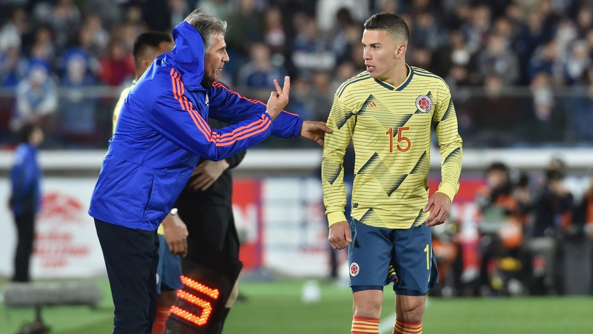 El técnico Carlos Queiroz (i) llegó al banquillo de la selección de Colombia en 2019.
