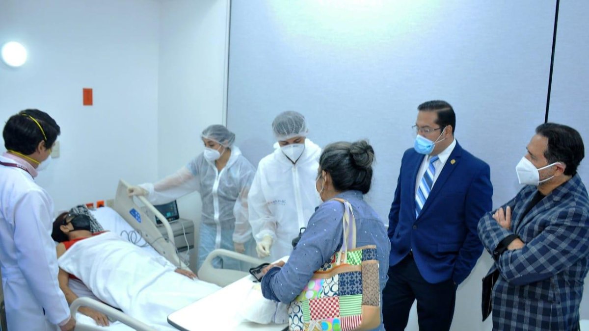 Desde la noche del viernes permanece internada en una clínica de la vía Samborondón.