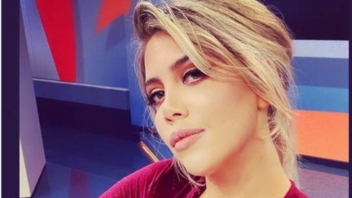Wanda Nara publicó un selfie sin fijarse que su compañera estaba desnuda.
