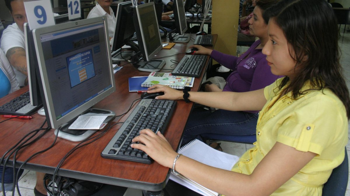 Estudiantes se benefician de becas para acceder a las universidades.