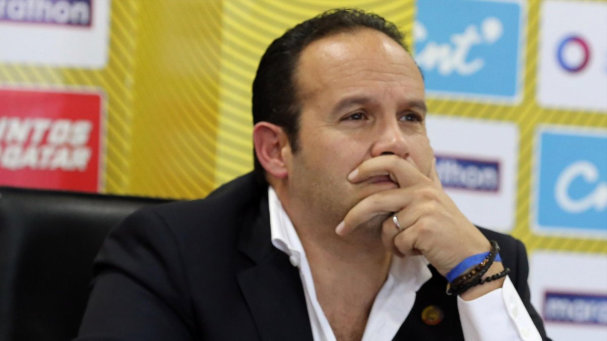 Desde detalles contractuales hasta compromisos publicitarios hacen esperar la oficialización del nuevo seleccionador nacional. Francisco Egas, titular de FEF, indicó que “ya está”.