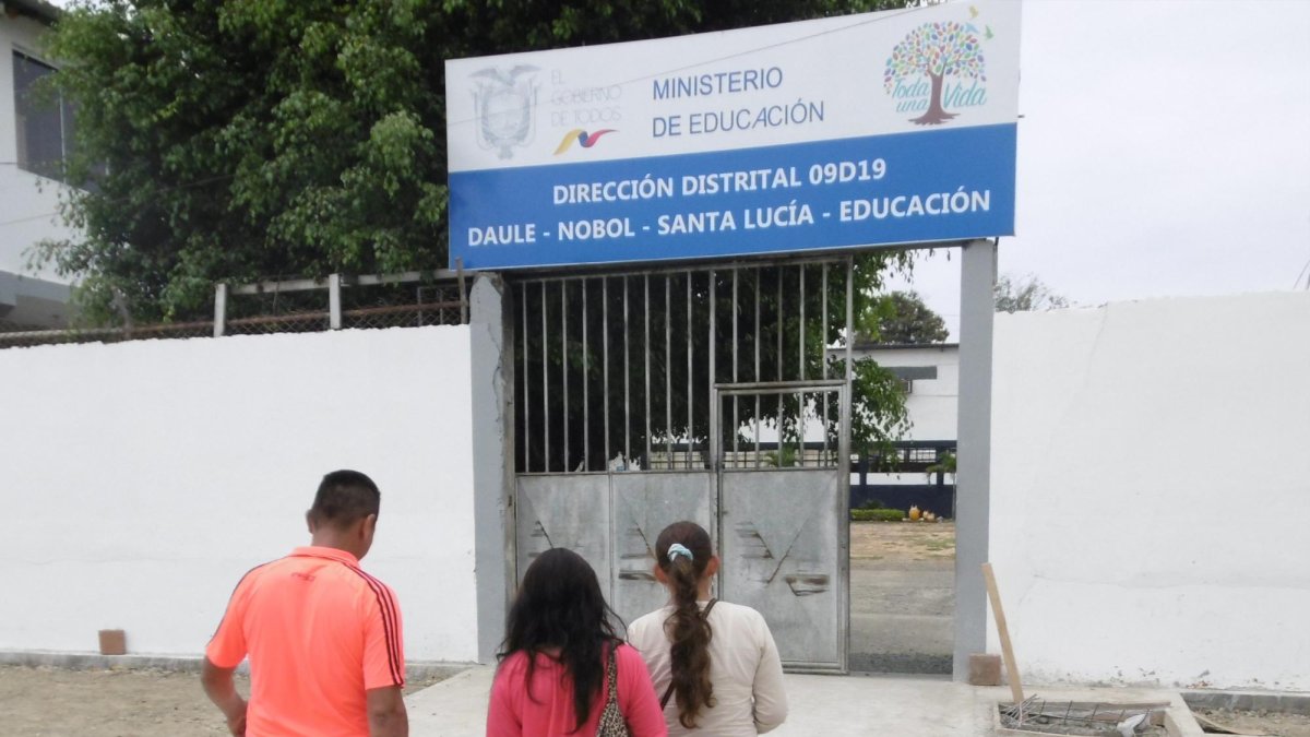 Referencial. Padres de familia acuden a un distrito educativo para tramitar un traslado, este martes 23 de abril. Los apagones también afectan este trámite que es en línea.