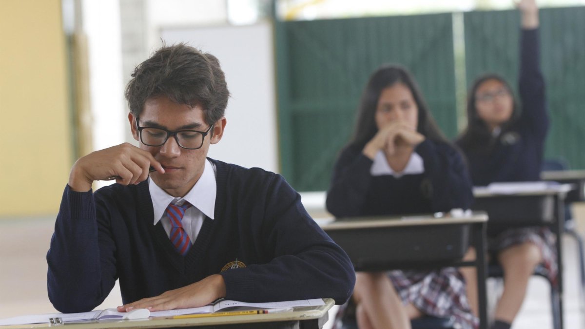 La norma sobre el uso de celulares en colegios del Ecuador sigue regulada.