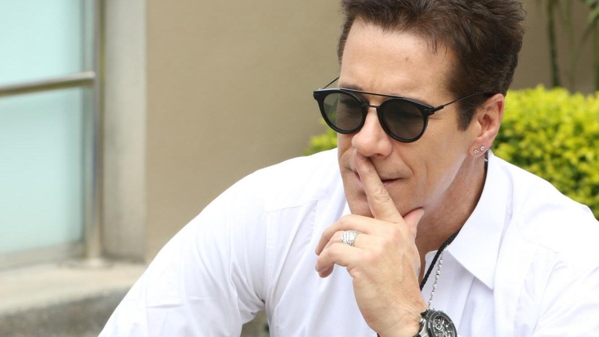 Las gafas son ese otro complemento de las que el actor casi no se separa.