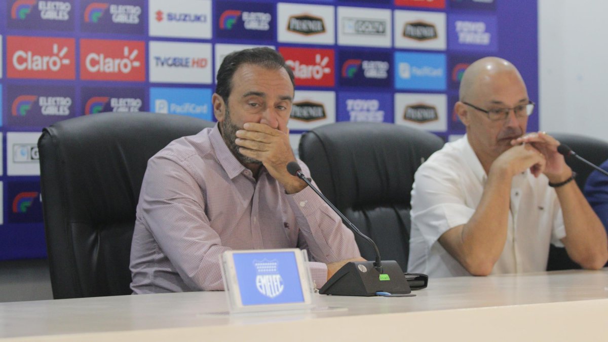 Nassib Neme, presidente de Emelec, junto a Alfredo Arias, entrenador eléctrico, durante una reunión con los medios.