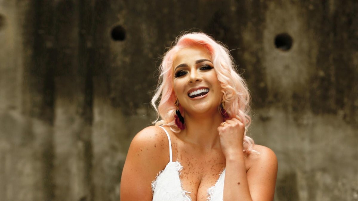 Actriz y presentadora de televisión, ahora incursiona en radio.