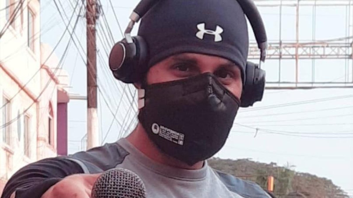 Edder Calderón se dedica a vender mascarillas por los cantones de la provincia de Guayas.