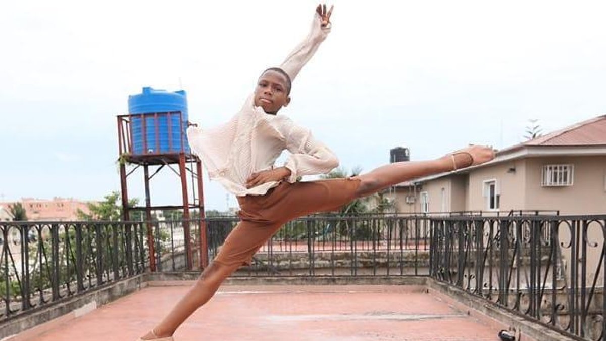 Lo que sorprendió al mundo fue ver la pasión con la cual baila el pequeño y la postura estilizada con la cual ejecuta sus movimientos.