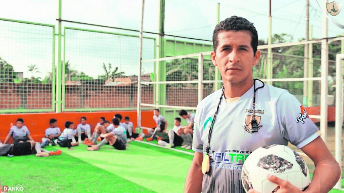 Ángel Escobar, trabaja con una escuela de fútbol en la ciudad de Milagro.