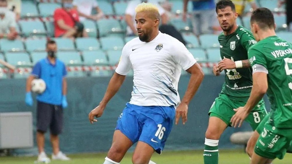Cristhian Noboa y el pelo pintado de amarillo que le ha traído una racha de goles.
