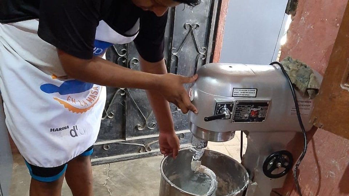 Ricardo con gran dedicación elabora 800 panes al día.