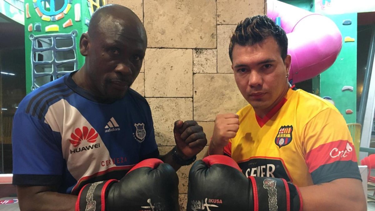 Segundo Mercado y Maxi James, dos boxeador hablando del Clásico del Astillero.