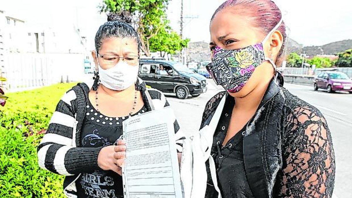 Jennifer Lucas, hermana del fallecido, mostró la denuncia  puesta en la Fiscalía. 