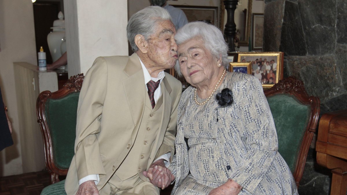 Las edades entre ambos suman 214 años, razón por la que entraron en el libro de los récords. Ahora viven con su hija en el centro norte de Quito.