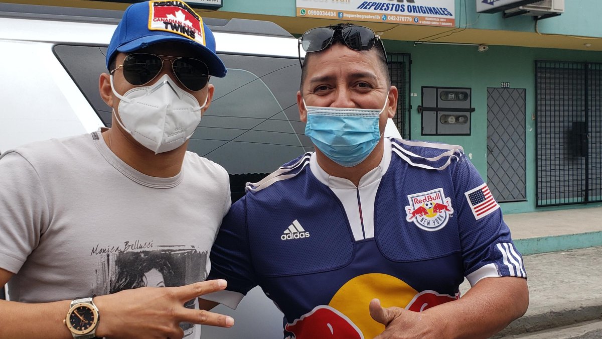 Jefferson Montero (Iz.)está de pasada en Guayaquil, aquí en las calles de la Perla del Pacífico con Jair Isaias Ruiz hincha de Barcelona, que le pedía que venga al Ídolo.