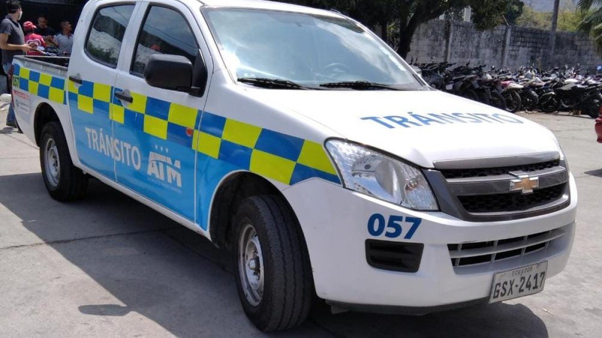 Entre las evidencias incautadas por la Policía consta un vehículo de la Autoridad de Tránsito Municipal.