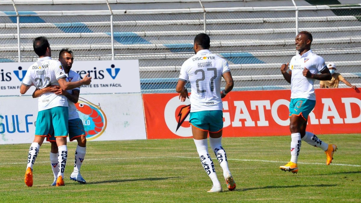 Adolfo Muñoz es felicitado por sus compañeros de Liga de Quito tras marcar el primer gol en la victoria sobre el Orense en Machala.