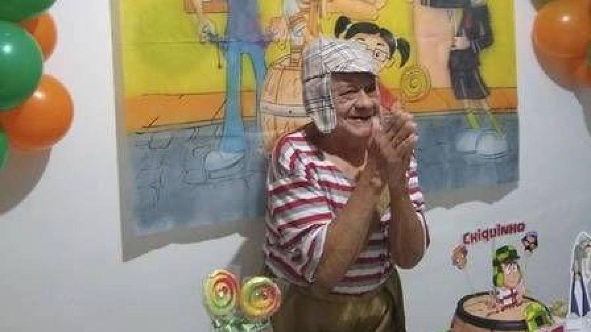 Anciano cumplió 92 años y se vistió de su personaje favorito: El Chavo del 8.