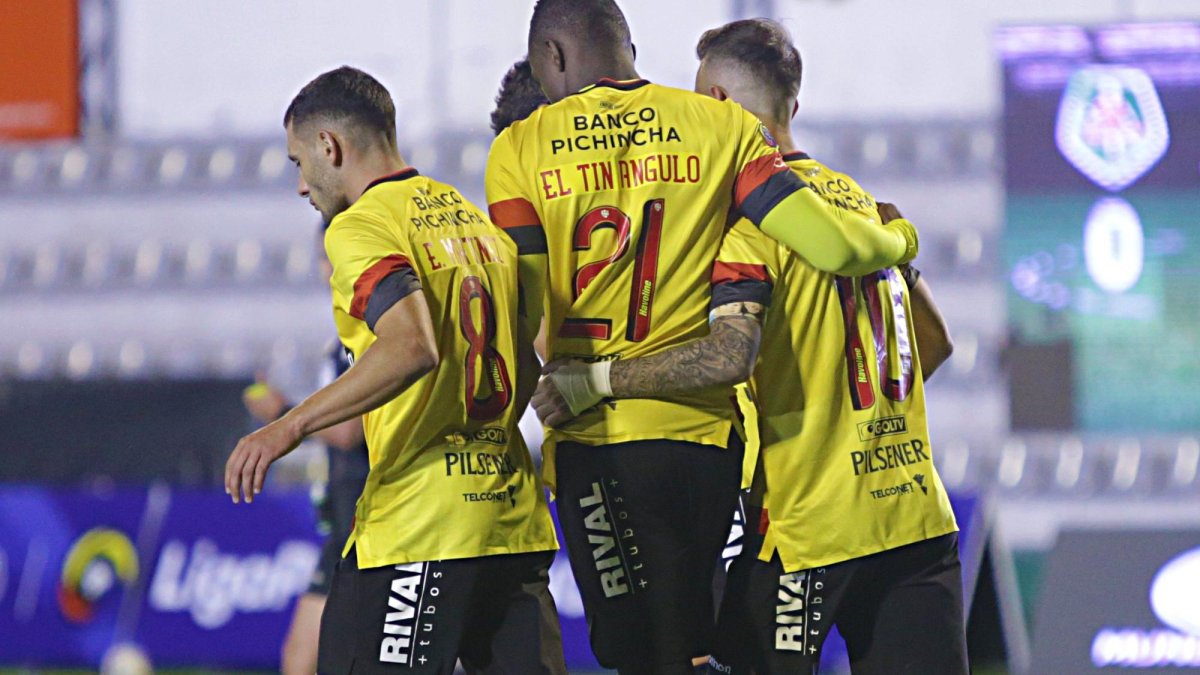 El festejo amarillo en el estadio Bellavista, Martínez, Angulo y Díaz.