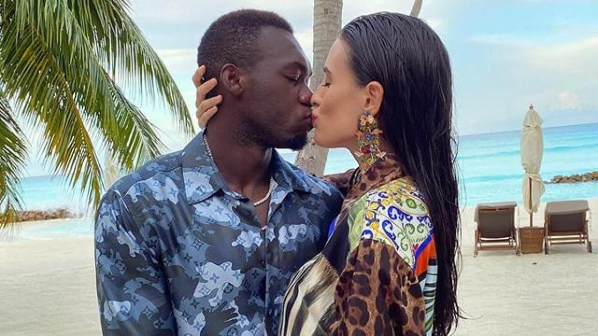 Un besote de cumpleaños recibe Felipe Caicedo de parte de su esposa María García.