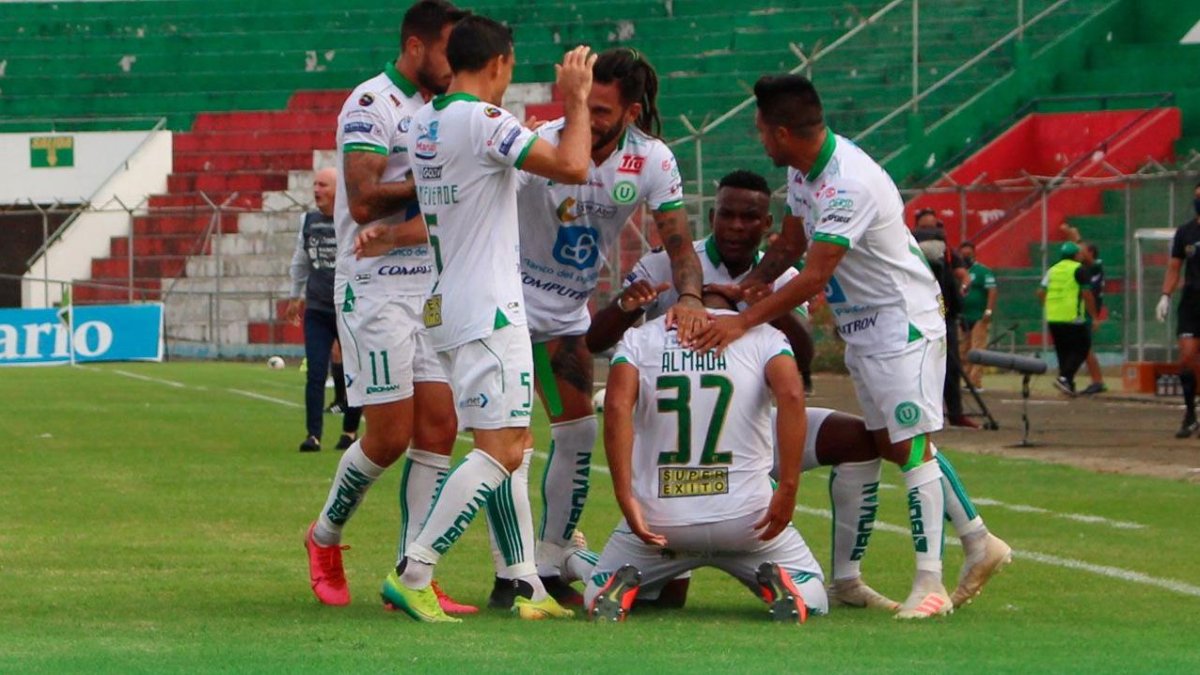 Los manabitas festejando a lo grande el gol de Carlos Almada.