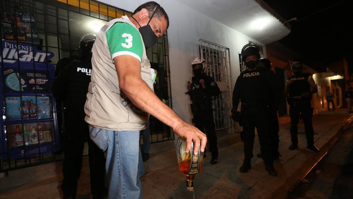 Esta madrugada en el sur de la ciudad, un local fue clausurado, otro sancionado y además se incautó bebidas alcohólicas.