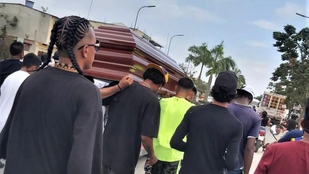 Amigos del occiso le dieron una despedida muy particular.