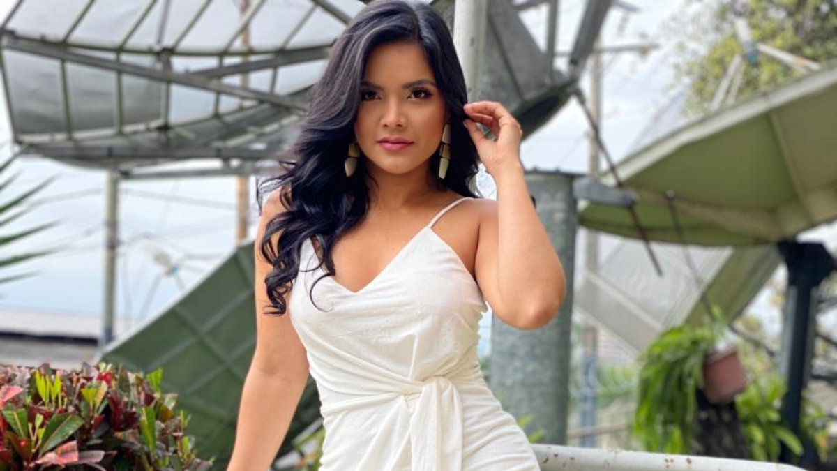 Evelyn Calderón es presentadora del segmento ‘Entre Flashes’ y reportera de En Contacto.