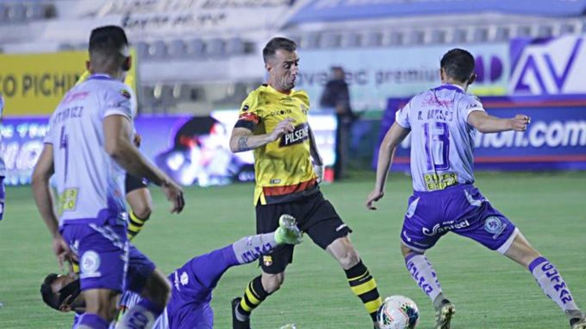 Damián Díaz tuvo la primera oportunidad de gol de los amarillos en el estadio Bellavista.
