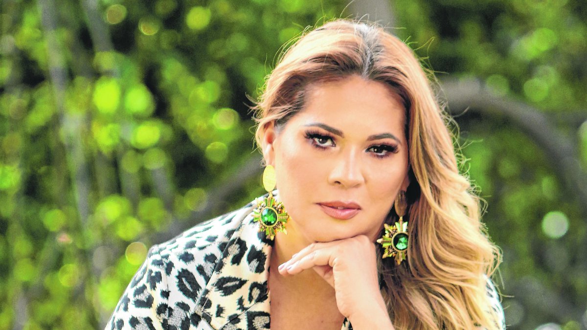 La modelo tiene un programa de entrevistas 'Conversando con Rocío' transmitido por Radio Santiago.