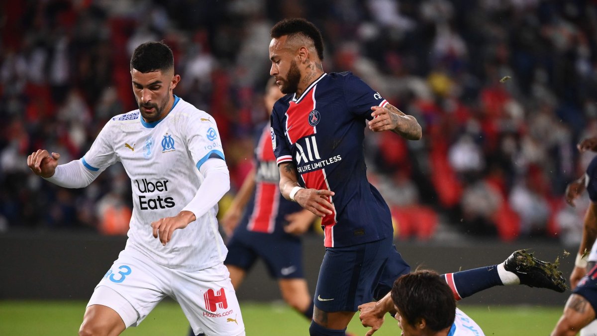 El defensa Álvaro González (3) y Neymar durante el partido entre Olympique de Marsella y Paris Saint-Germain.