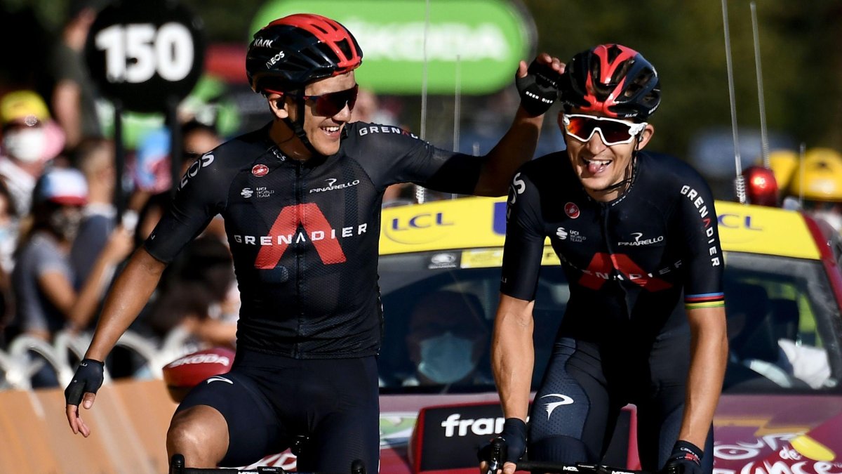 El ecuatoriano Richard Carapaz (i) y el polaco Michal Kwiatkowski (d), ambos del Team Ineos, entraron abrazaditos en la meta de la etapa 18 del Tour de Francia.