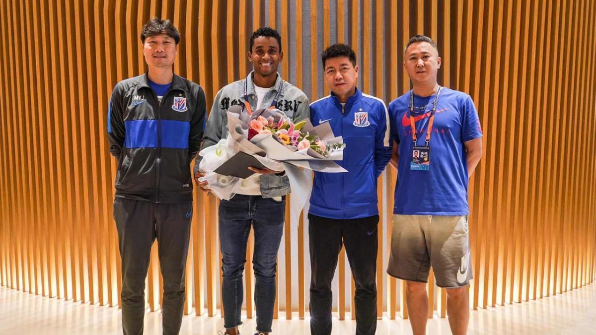 Con flores fue recibido Fidel Marínez en el Shanghai Shenhua.