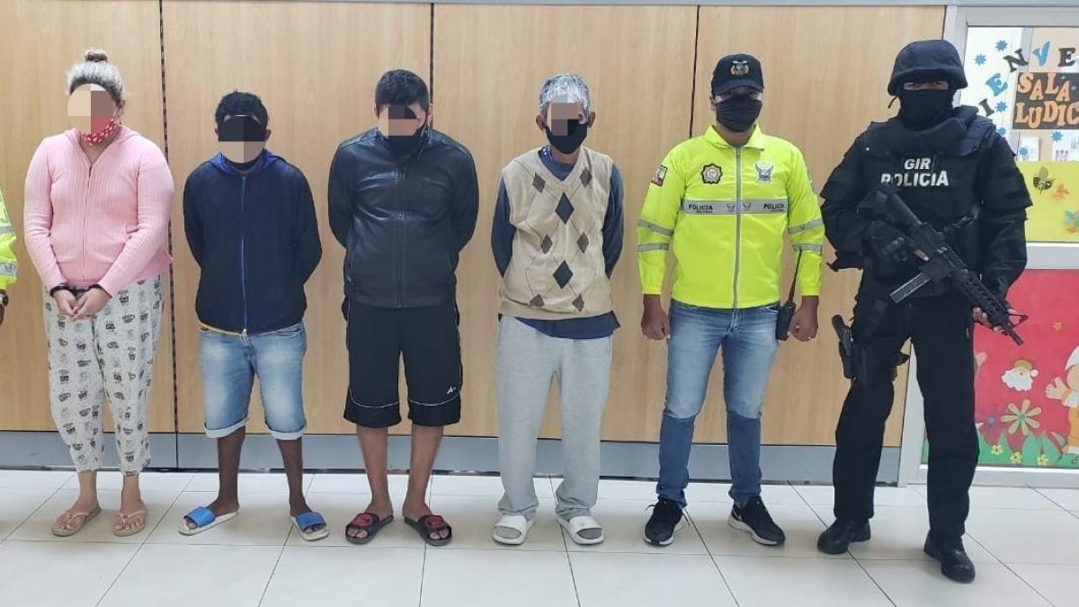 En el populoso sector del sur de Guayaquil, la Policía capturó a cuatro personas, las cuales serían parte de una banda criminal.
