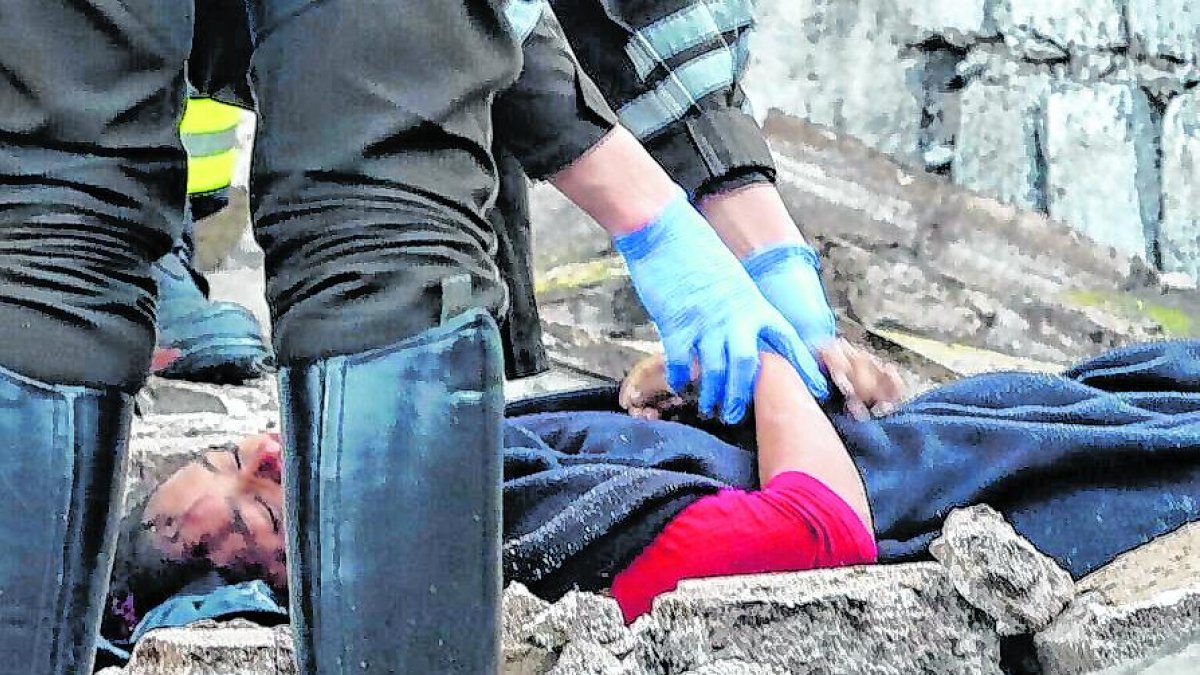 La joven quedó tendida en medio de los escombros tras el colapso. 