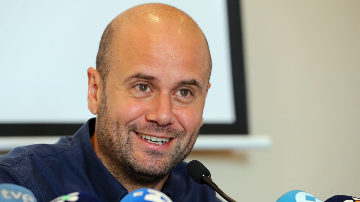 El técnico Ramírez contó que ya no le quedan dedos que piNchar tras la gran cantidad de pruebas de COVID-19 que les han realizado a los rayados.