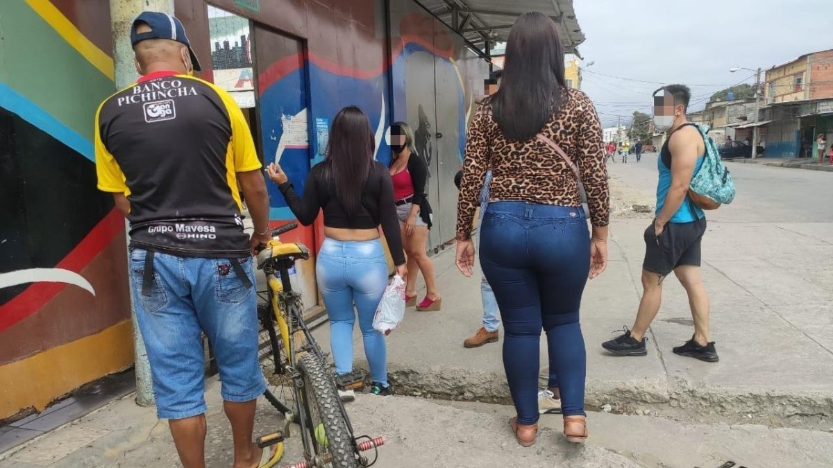Las trabajadoras sexuales y los clientes llegaron al lugar para ver si se iban a reanudar o no las actividades.