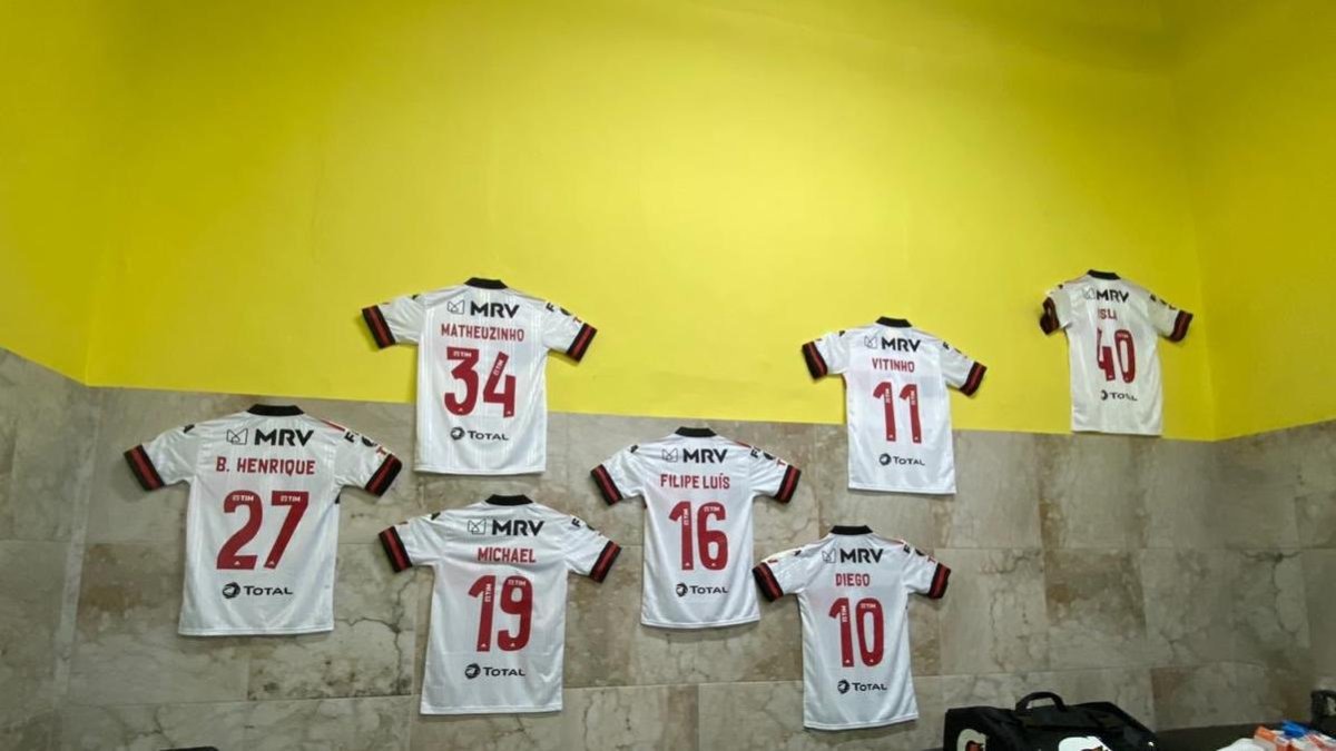 Las camisetas de los jugadores positivos por Covid 19 en la pared del camerino del Monumental.