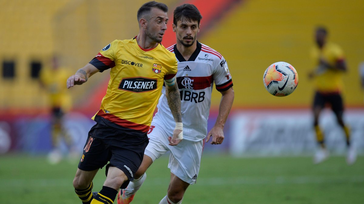 El zaguero de Flamengo, Rodrigo Caio (d) dio positivo a su prueba de Covid-19.